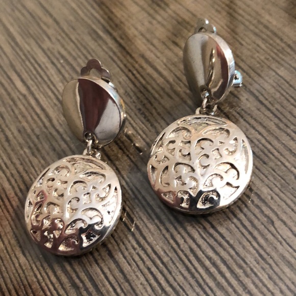Vintage Clip Earrings Smooth & Filigree Discs Dangles - Picture 6 of 11